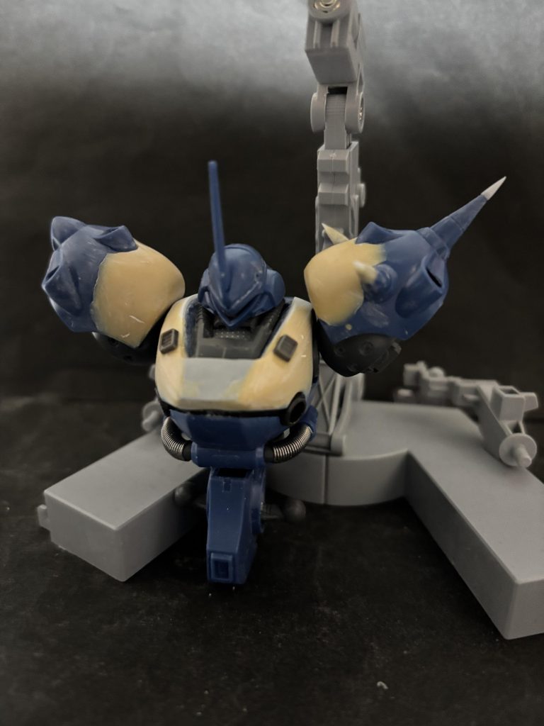 アゴを弾けるように切り込みいれてちょっとなで肩な感じがしたのでパテで盛り付けました&nbsp;