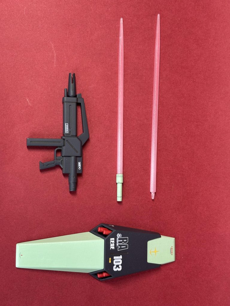 付属武器。シールド、ビームライフルはMSファントムグレー塗装。グリーンは灰色9号にデナイトグリーンとイエロー少々。