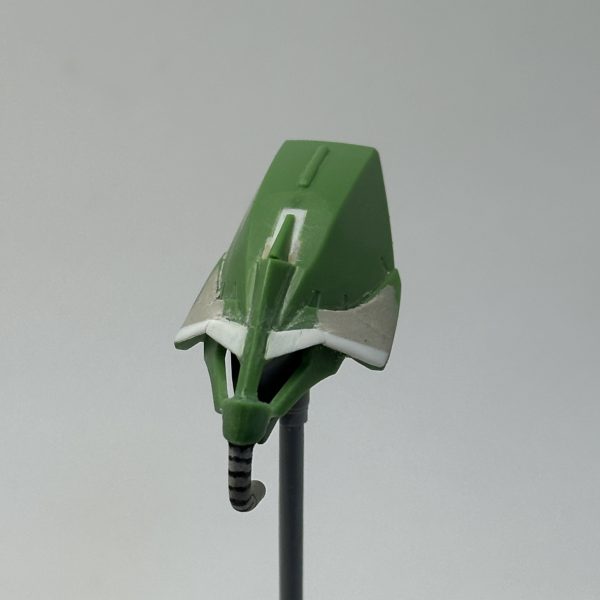 頭部は、アニメ版のガルスK設定画に寄せるために、クチバシの短縮、トサカアンテナカット、動力パイプの自作、ひさし部分をプラ板とエポパテで整形しました。今回はHGUC素組みのガルスJと並べたかったので、統一感を考えてモノアイの改修はやらない方針にします。（3枚目）