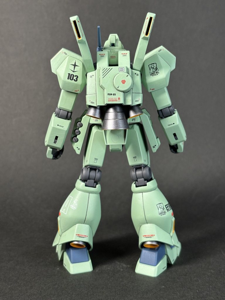 逆シャア版バックパックがレトロに見える。