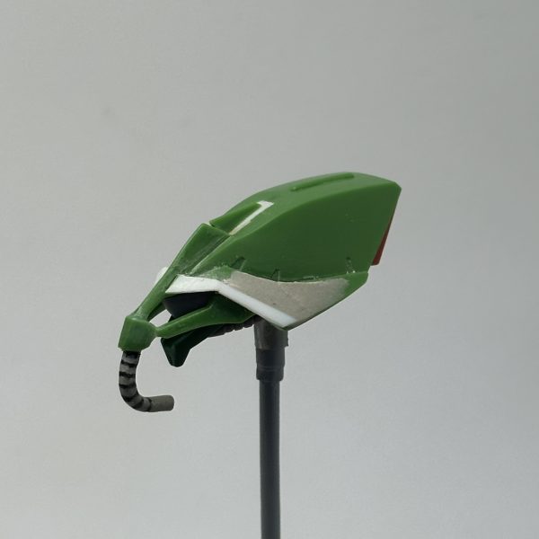 頭部は、アニメ版のガルスK設定画に寄せるために、クチバシの短縮、トサカアンテナカット、動力パイプの自作、ひさし部分をプラ板とエポパテで整形しました。今回はHGUC素組みのガルスJと並べたかったので、統一感を考えてモノアイの改修はやらない方針にします。（2枚目）