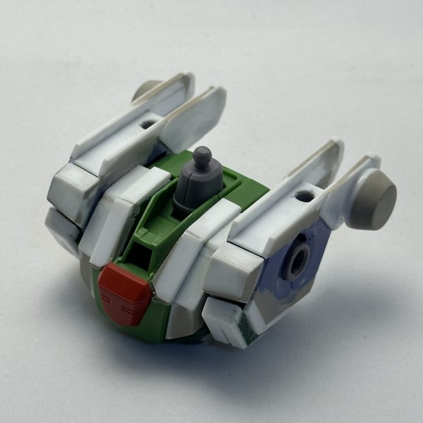 胸部は、曲面で構成されている部分をプラ板で直線化。両サイドの連装ミサイルランチャー部分は上部を切り飛ばしてプラ板で蓋をしたうえで各部のディテールを整形。バックパックの丸タンク部分は分割を考慮して本体側に固定しています。（5枚目）