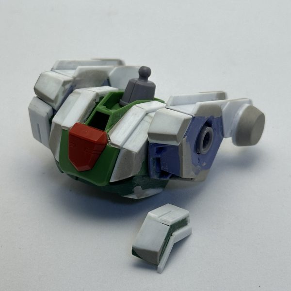 胸部は、曲面で構成されている部分をプラ板で直線化。両サイドの連装ミサイルランチャー部分は上部を切り飛ばしてプラ板で蓋をしたうえで各部のディテールを整形。バックパックの丸タンク部分は分割を考慮して本体側に固定しています。（3枚目）