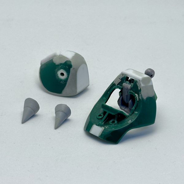 ショルダーアーマーは上部と円周部をカットして小型化、プラ板とパテでディテールを修正しています。スパイクは自作。腕部はキットのままだと前腕背側部が左右で非対称のパーツですが、左腕と同じ形状の余剰パーツがあるので、右腕パーツを交換して左右対称にしてます。あと肘近くの4点穴は片側にしかないので、反対側はドリルで穴をあけてます。最後にこのキットで一番癖がある部分、拳と手首の接続。通常のキットは拳側が凸、腕側が凹なんですが、ガルスJは腕部の伸縮ギミックの関係で凹凸が逆になっており市販のハンドパーツが付かない… というわけで腕側に凹ジョイントを、ハンドパーツ側に凸ジョイントを埋め込みしています。ちなみに手甲はパテで自作してます。(3枚目)