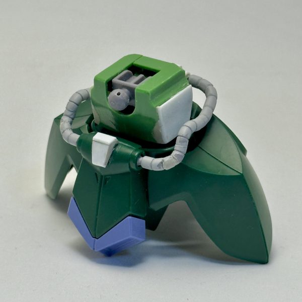 腰周りとふんどしの曲面で構成されている部分をプラ板で直線化。腰部の動力パイプは脇腹の接続位置を背面に変更、それに伴い延長部分はエポパテで自作した。サイドアーマーはリア側を延長、リアアーマーは上端と下端をカットして小型化した。（5枚目）