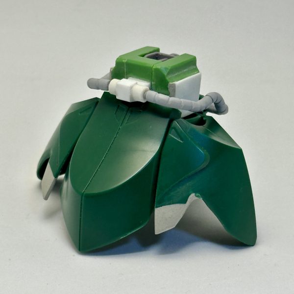 腰周りとふんどしの曲面で構成されている部分をプラ板で直線化。腰部の動力パイプは脇腹の接続位置を背面に変更、それに伴い延長部分はエポパテで自作した。サイドアーマーはリア側を延長、リアアーマーは上端と下端をカットして小型化した。（4枚目）