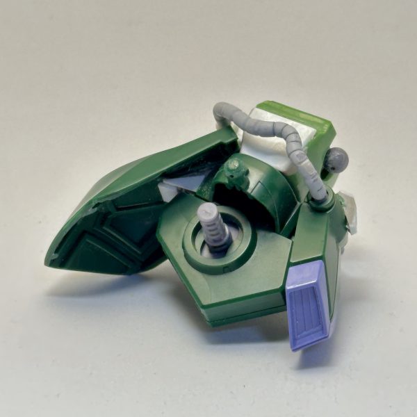 腰周りとふんどしの曲面で構成されている部分をプラ板で直線化。腰部の動力パイプは脇腹の接続位置を背面に変更、それに伴い延長部分はエポパテで自作した。サイドアーマーはリア側を延長、リアアーマーは上端と下端をカットして小型化した。（3枚目）