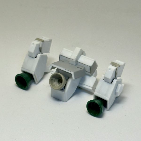 バックパックは背中の接続基部とスラスターをキットから流用した以外はプラ板でスクラッチ。中央のスラスターはキットのスラスターの複製です。ビームキャノンは前半分がトーリスリッターのハイパーナックルバスターを複製流用、後半分がプラ板でスクラッチ。本体との接続アームと右側の蓋パーツも用意しました。（6枚目）