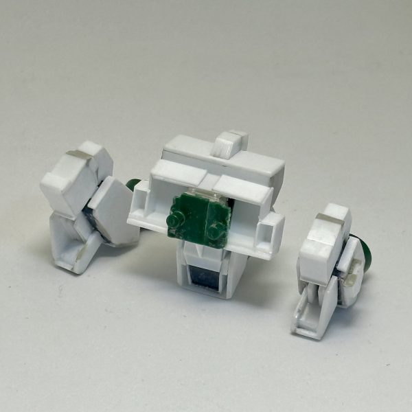 バックパックは背中の接続基部とスラスターをキットから流用した以外はプラ板でスクラッチ。中央のスラスターはキットのスラスターの複製です。ビームキャノンは前半分がトーリスリッターのハイパーナックルバスターを複製流用、後半分がプラ板でスクラッチ。本体との接続アームと右側の蓋パーツも用意しました。（5枚目）