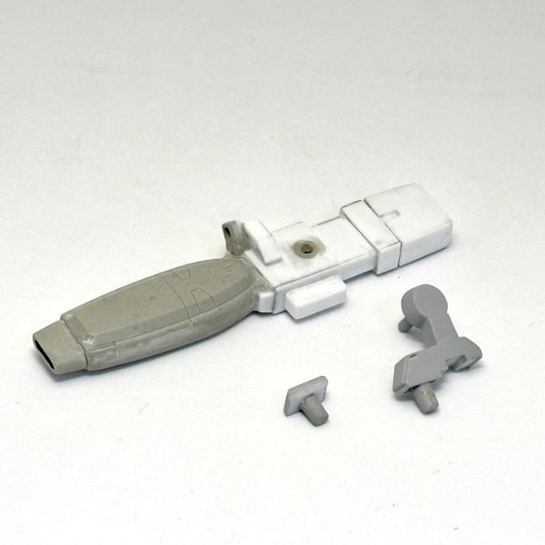 バックパックは背中の接続基部とスラスターをキットから流用した以外はプラ板でスクラッチ。中央のスラスターはキットのスラスターの複製です。ビームキャノンは前半分がトーリスリッターのハイパーナックルバスターを複製流用、後半分がプラ板でスクラッチ。本体との接続アームと右側の蓋パーツも用意しました。（4枚目）