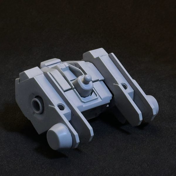 胸部は、曲面で構成されている部分をプラ板で直線化。両サイドの連装ミサイルランチャー部分は上部を切り飛ばしてプラ板で蓋をしたうえで各部のディテールを整形。バックパックの丸タンク部分は分割を考慮して本体側に固定しています。（2枚目）