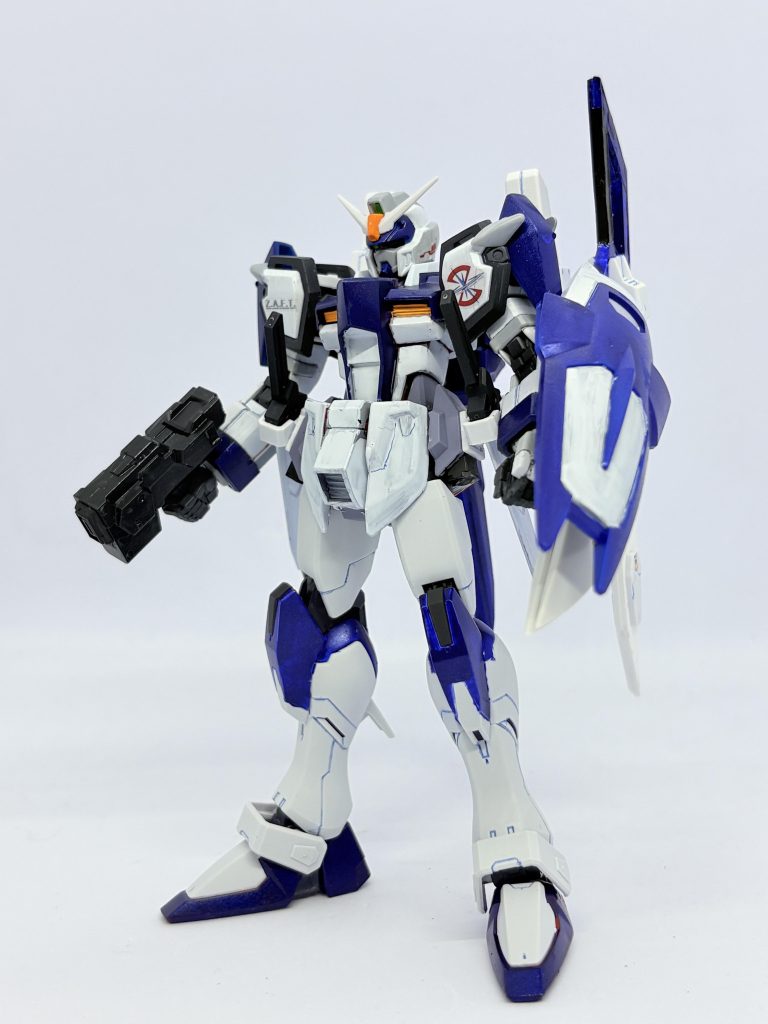 武装をつけて。ハンドガン「ブラフマー」複合防盾「トリシューラ」対艦刀「マルミアドワーズ」小型実体剣「カストル」「ポルックス」を装備している。