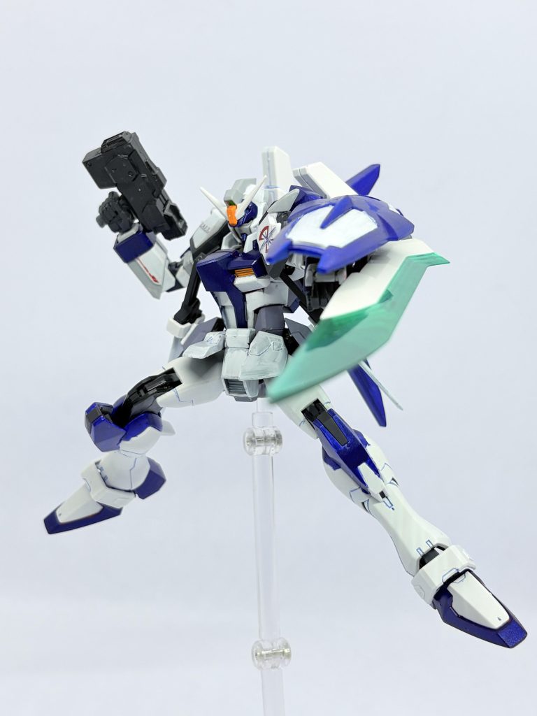 トリシューラにはビーム刃発生器が搭載されている。盾としての機能を備えつつ斬撃兵器として扱える。