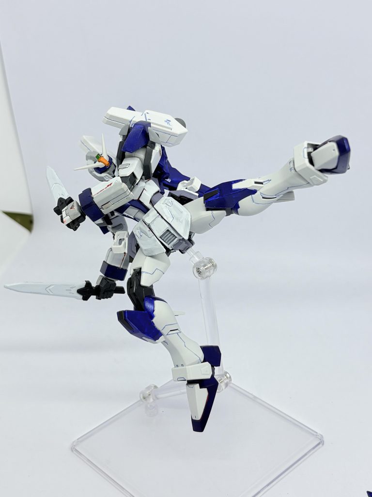 レジェンド胴が素体のお陰でかなり前屈できるのでアクションポーズがケレン味ある形にできてカッコいい。