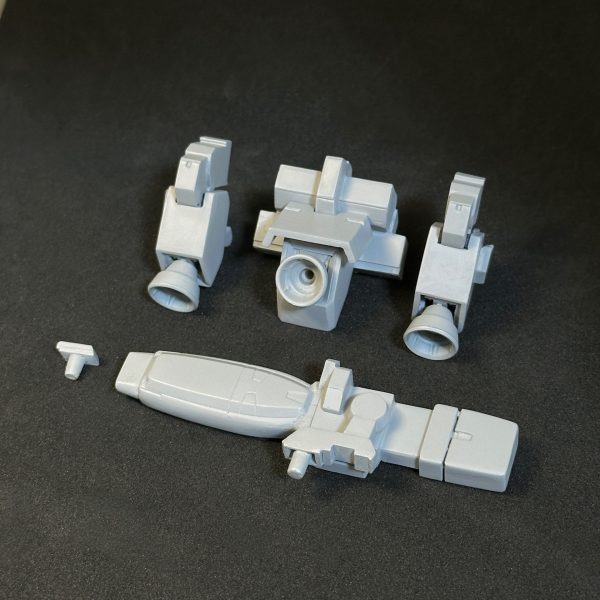 バックパックは背中の接続基部とスラスターをキットから流用した以外はプラ板でスクラッチ。中央のスラスターはキットのスラスターの複製です。ビームキャノンは前半分がトーリスリッターのハイパーナックルバスターを複製流用、後半分がプラ板でスクラッチ。本体との接続アームと右側の蓋パーツも用意しました。（2枚目）