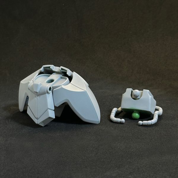 腰周りとふんどしの曲面で構成されている部分をプラ板で直線化。腰部の動力パイプは脇腹の接続位置を背面に変更、それに伴い延長部分はエポパテで自作した。サイドアーマーはリア側を延長、リアアーマーは上端と下端をカットして小型化した。（2枚目）