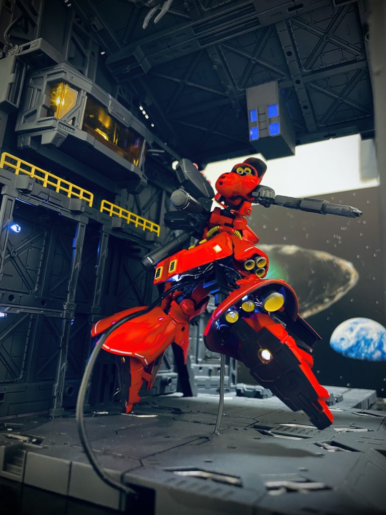 ジオラマベースは百均のディスプレイベースを組み合わせた物です。こちらにもLED電飾を這わせて、サザビーにそのままLEDを流用しています。背景は発泡スチロール板なので、ジオラマはほぼ95%百均素材です（笑）