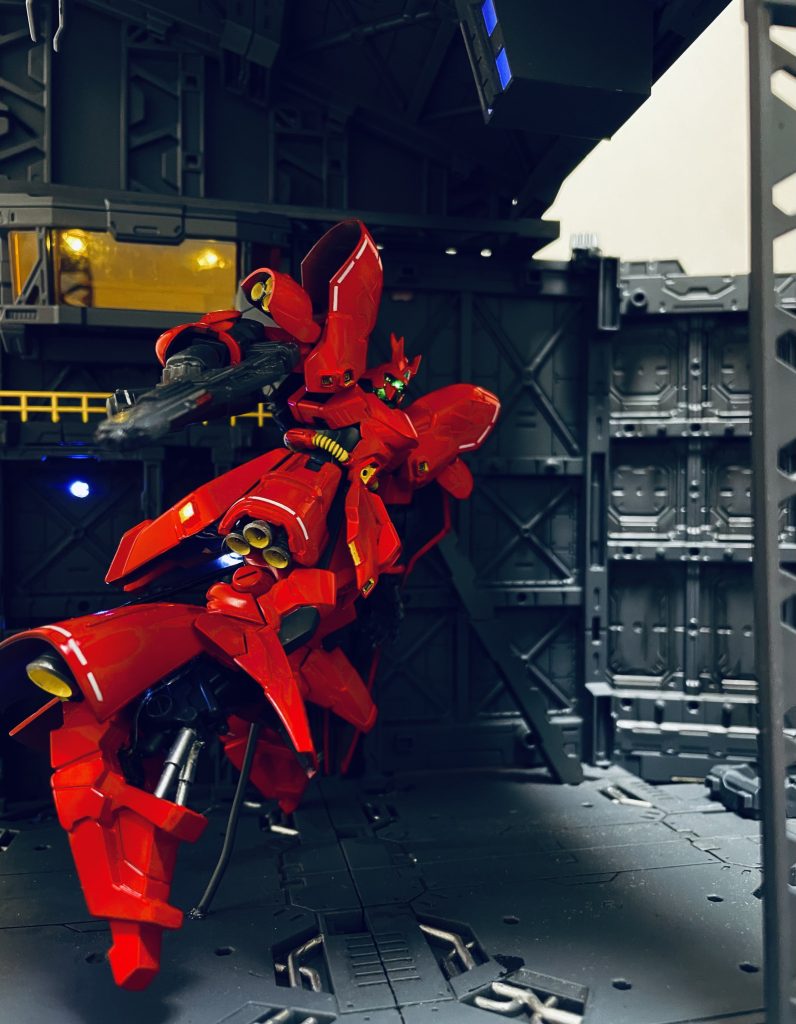 Gフレーム本体は肉抜き穴埋め、シリンダー等装飾を追加、モノアイとバーニアをLED電飾加工しました。