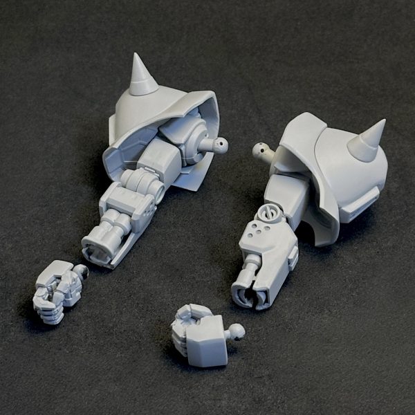 ショルダーアーマーは上部と円周部をカットして小型化、プラ板とパテでディテールを修正しています。スパイクは自作。腕部はキットのままだと前腕背側部が左右で非対称のパーツですが、左腕と同じ形状の余剰パーツがあるので、右腕パーツを交換して左右対称にしてます。あと肘近くの4点穴は片側にしかないので、反対側はドリルで穴をあけてます。最後にこのキットで一番癖がある部分、拳と手首の接続。通常のキットは拳側が凸、腕側が凹なんですが、ガルスJは腕部の伸縮ギミックの関係で凹凸が逆になっており市販のハンドパーツが付かない… というわけで腕側に凹ジョイントを、ハンドパーツ側に凸ジョイントを埋め込みしています。ちなみに手甲はパテで自作してます。(1枚目)