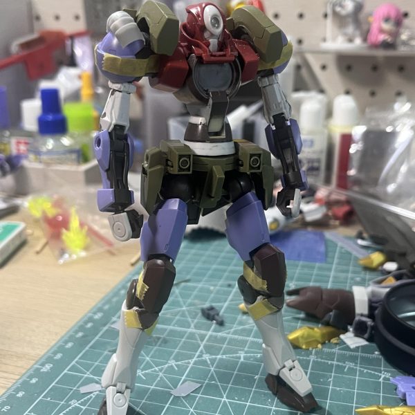 ちょっと間が開きまして…久しぶりの投稿になります。というのも最近仕事が忙しすぎて全然時間が無いのです😭それなのに来月の静岡ホビーショーまでに間に合わせなきゃならないという鬼畜スケジュールで🙃まあそんなことは置いといて現状報告です。一番苦戦するだろうと思った肩周りのパーツ。これは画像のようにジンクスVIの肩をベースにプラ板でカーブの骨組みを4つ作りつつプラ板とパテで整形。接続はボールジョイントにすることで可動域を確保しています。更に幅詰めでシルエットを調節。爪はプラ板をベースにパテで整形しました。足回りはそのままだと上半身と比べて細身になってしまうのでムーンガンダムのパーツでボリュームを持たせました。顔はジークルーネのパーツで仮面っぽくしてあります。角は後で作るということで…最後に元にしたゴアマガラ装備の画像を置いておきました。どうでしょう、寄せれてますかね？（2枚目）