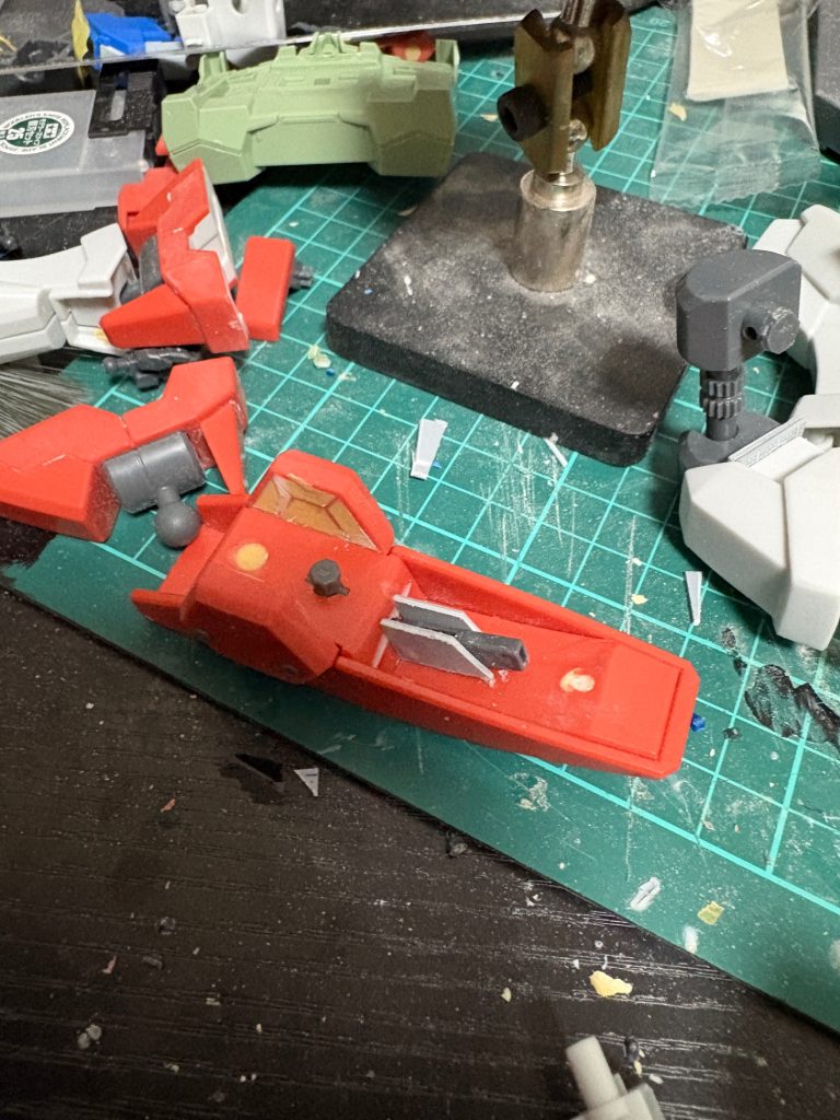 シールド。サーベルラックはただの塊になっていた為切り落とした後に新造。サーベル柄はMGダークハウンドから流用