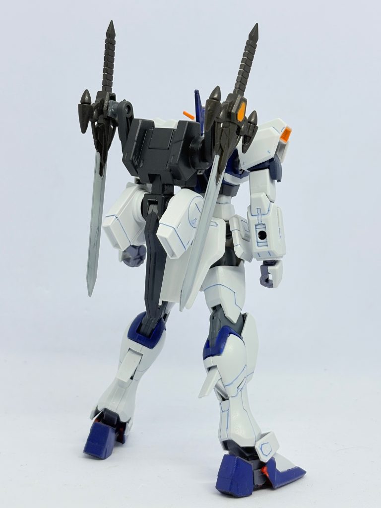 前後。頭…ガンダムAGE-FX胴体…ウィンダム腕…ガンダムMk-II足…デスティニーバックパック…ガンダムEz-SRで構成。ティターンズブルーファントムグレーライトグレースライムベスオレンジで塗装。