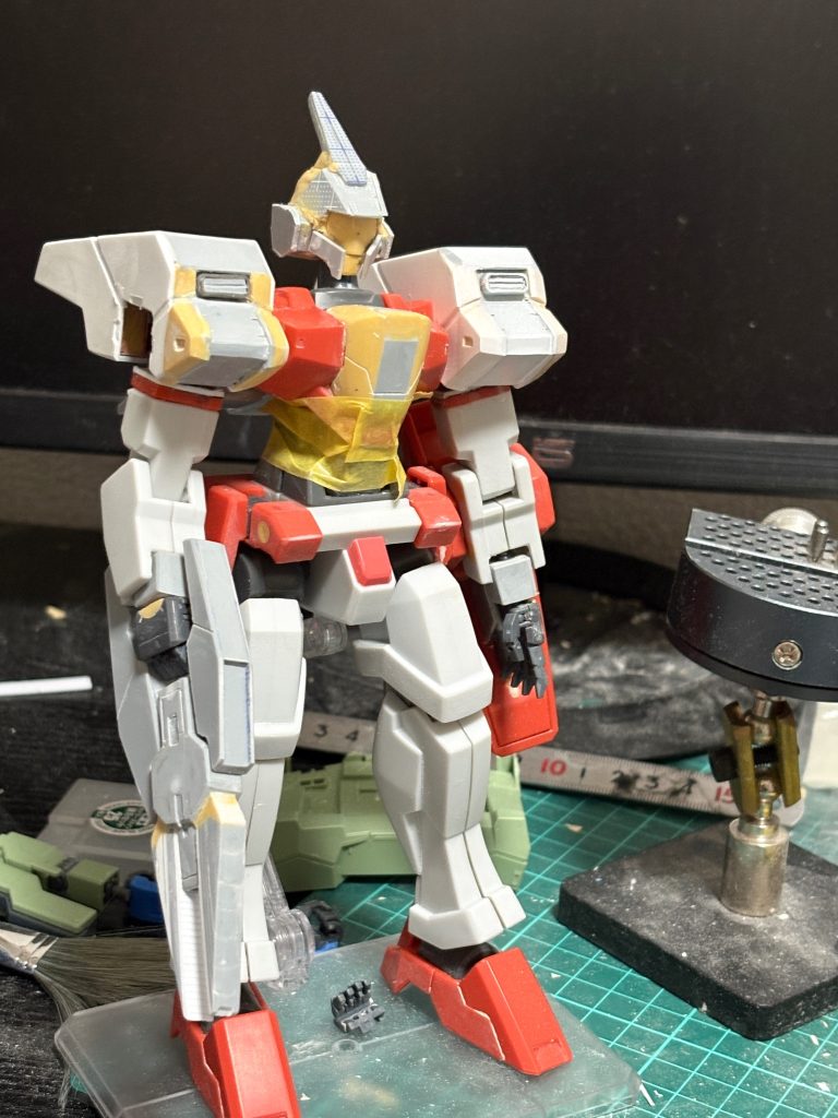 塗装前。結局他キットから流用したのはマニピュレーターとライフルグリップ、サーベル柄くらいでした。ゲイジングビルダーの胸部ブロックはHGよりもかなり凹んでいた為ガッツリパテ盛りしました。一体成形の手首ブロックは切り離して新造しました。太ももも2ミリ程裏側で延長してます。
