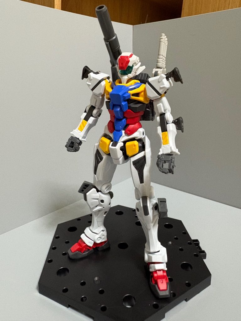 白いガンダムに軽キャノンの頭部・バックパックガンダムEXのビームサーベルを取り付けて、30MMのバーニアを脚部につけました。