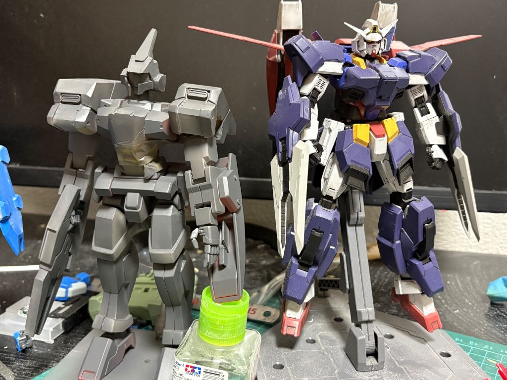 捨てサフ&サイズ比較。塗装工程については関節がPOM製かつ挟み込みなので先にタミヤのファインサーフェイサーで下地を作ったから塗装してマスキングして外装の合わせ目消しとかなり回りくどかったです。