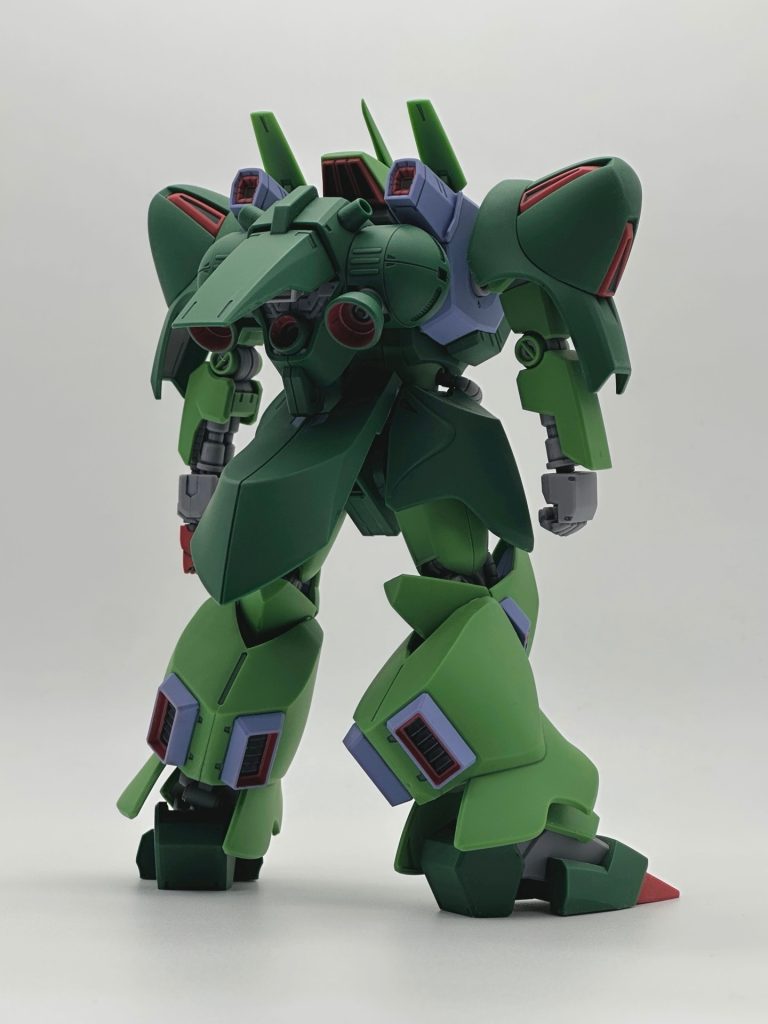 ZZの登場モビルスーツらしいマッシブなデザイン。バックパックもリアアーマーも思ってたより突き出してますね。