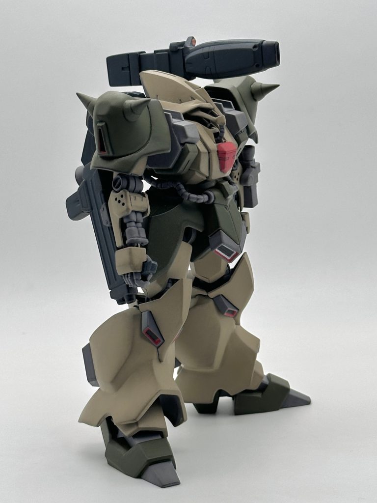 肩にはAMX-008 ガ・ゾウムのハイパーナックルバスターを転用したビームキャノンを装備。左右の位置は入れ替え可能。