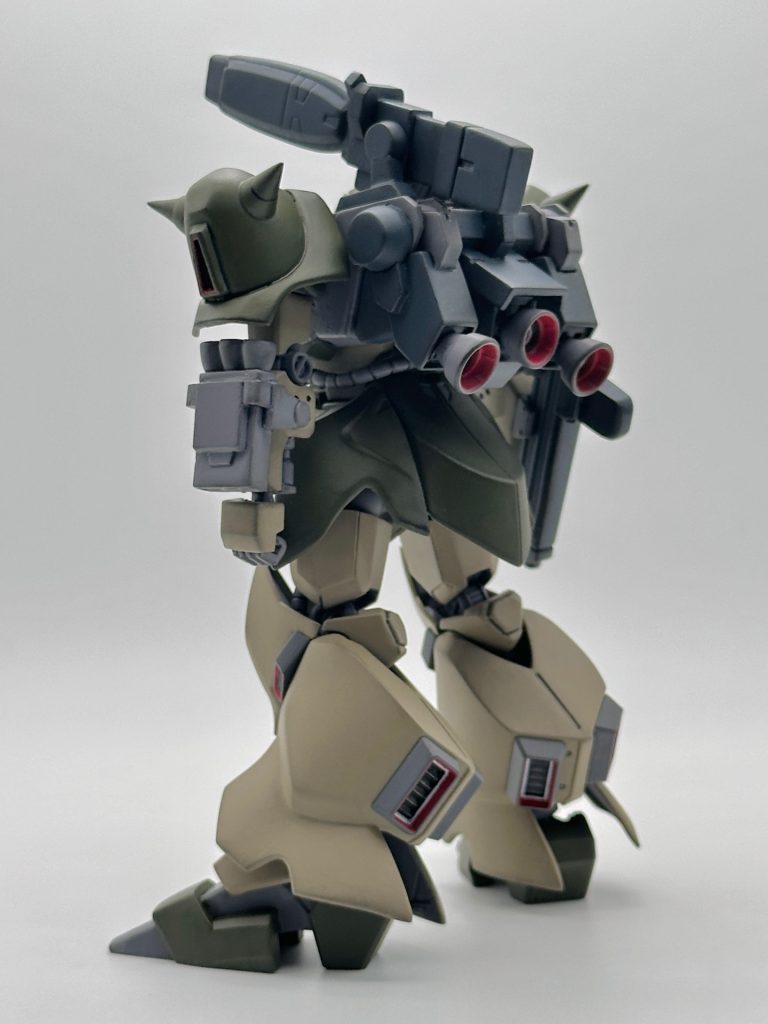 バックパックは、キットから流用したスラスター以外はプラ板でフルスクラッチです。腰部のサイドアーマーはリア側を延長、リアアーマーは上端と下端をカットして小型化しています。