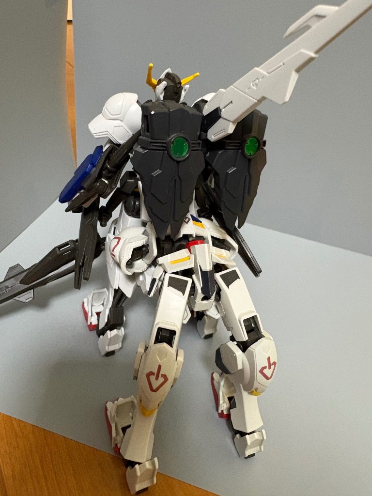無骨なデザインが似合うと思い、戦国アストレイ頑駄無の隠し腕をルプスレクスのバックパックに付けました。