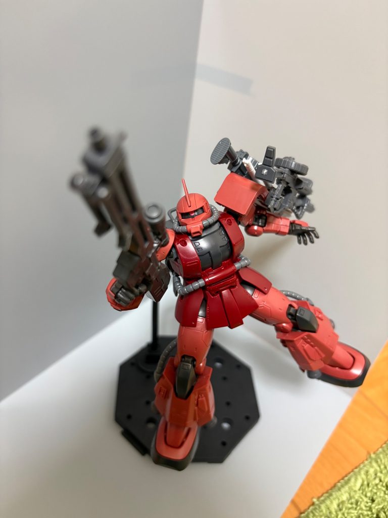 バリスティックザクやアメイジングザクをイメージしてシャアザクのシルエットは崩さずに、武装類を豪華にしました。