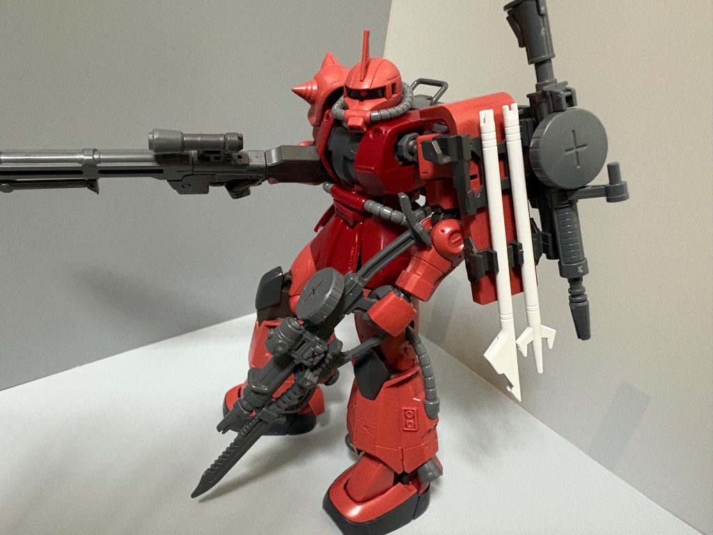 動力パイプをグレーにし、ビームライフルと肩部シールドのジョイントはシステムウェポンキットから、高機動型ザクII地上用エクバ機からザクマシンガン、ラーガンダムからビームナギナタを装備