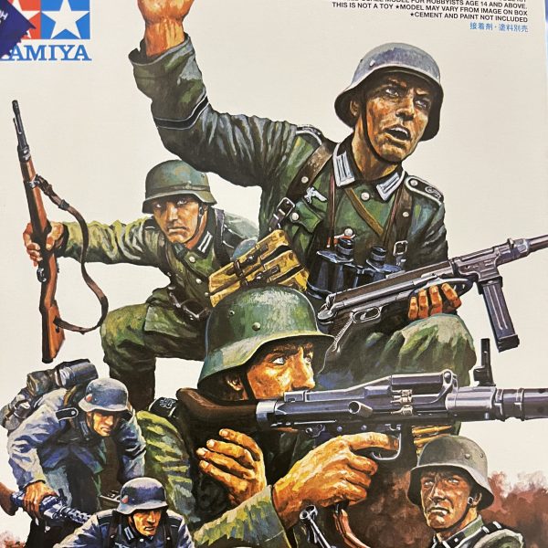 レクイエムのジオラマですが一旦中断しワッパ制作に舵を切ろうかと思います。今回の模コンで1位を取った「鉄人対ブラックオックス」のジオラマをマジマジと観ておりますと、やろうとしてたレクイエムのジオラマのレイアウトを方針転換しないと駄目かな…と思い始めました。なかなか良い案が浮かんで来ません…。前々から凄くやりたかったワッパのジオラマをキット入手を機に進めてゆこう思います。一番のネックはジオン版デルタフォース部隊！😅ワッパから飛び降りてフォーメーションを組もうとしているジオン兵を如何に作り込めるか？😅が今回の鍵です。1/35フィギュアを見回ってみましたが希望のポージングに近く比較的ジオン兵に似ているドイツ兵キットを使うかな…という事で購入しました。やっと1/144の呪縛から一旦解放される…といった感じですが1/35のフィギュアは数十年ぶりです😱はてさてどこまで作り込めるか不安でもあり、とても楽しみです😊タミヤの昔からの箱絵…顔がゴルゴにしか見えない😅写真を参考に自分なりにアレンジも加えられたら最高ですね！ガンプラ以外の物が作れる感じなので凄く気分転換になりそうです。（6枚目）