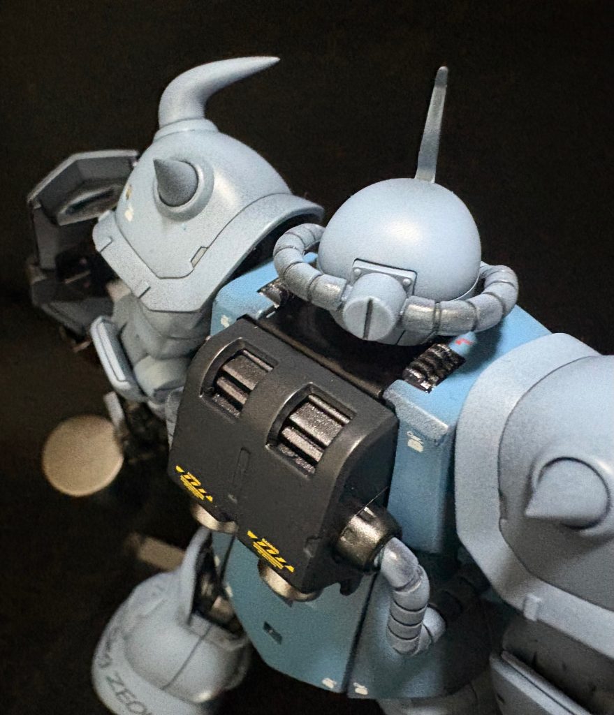 バックパックの上部はくり抜いてフィンのようなディテールを仕込みました。それと、エリのあたりにシイタケディテールも追加しました。スパイクアーマーのトゲも定番工作の別パーツ化。
