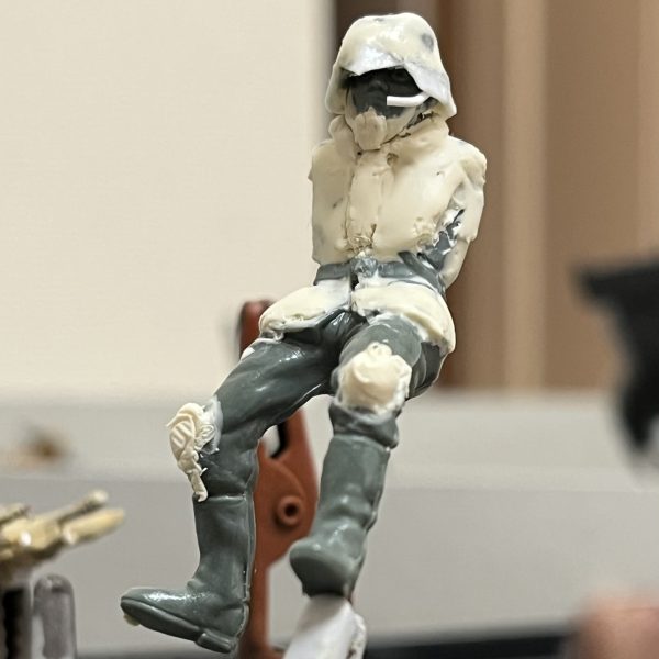 試しに一体どんな感じになるか…作り始めました。ブーツの形状はやはりドイツ兵を選んで正解ですね！防弾チョッキはTHEORIGENのジオン士官学校の物を参考にパテを盛り付けてみました。小物を装着させると、それなりに見えそうです😁折り畳んだランドムーバーは是非とも背負わせてみたいですね！特殊部隊っぽい！ヘルメットはこのままだとスターウォーズの帝国軍なので😅天辺を尖らせ縁を少し広げたいところです。最後の写真は私が大好きな映画「ブラックホークダウン」に登場するデルタフォース部隊です😍それにしても作業が楽し過ぎますね！（2枚目）