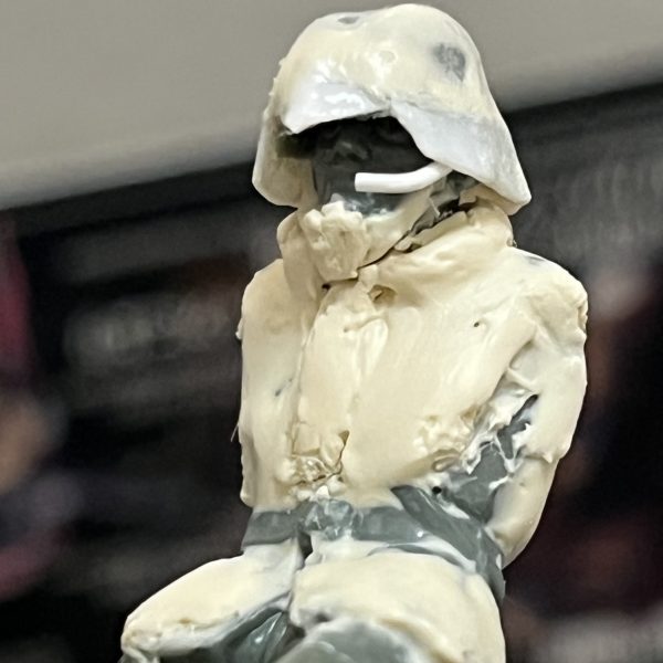 試しに一体どんな感じになるか…作り始めました。ブーツの形状はやはりドイツ兵を選んで正解ですね！防弾チョッキはTHEORIGENのジオン士官学校の物を参考にパテを盛り付けてみました。小物を装着させると、それなりに見えそうです😁折り畳んだランドムーバーは是非とも背負わせてみたいですね！特殊部隊っぽい！ヘルメットはこのままだとスターウォーズの帝国軍なので😅天辺を尖らせ縁を少し広げたいところです。最後の写真は私が大好きな映画「ブラックホークダウン」に登場するデルタフォース部隊です😍それにしても作業が楽し過ぎますね！（3枚目）