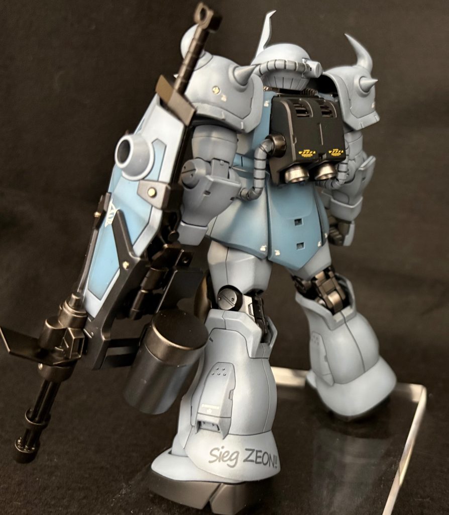 背面からもかっこいい。左脚には兵士が落書きしたみたいな感じで「Sieg ZEON!」を貼ってみました。