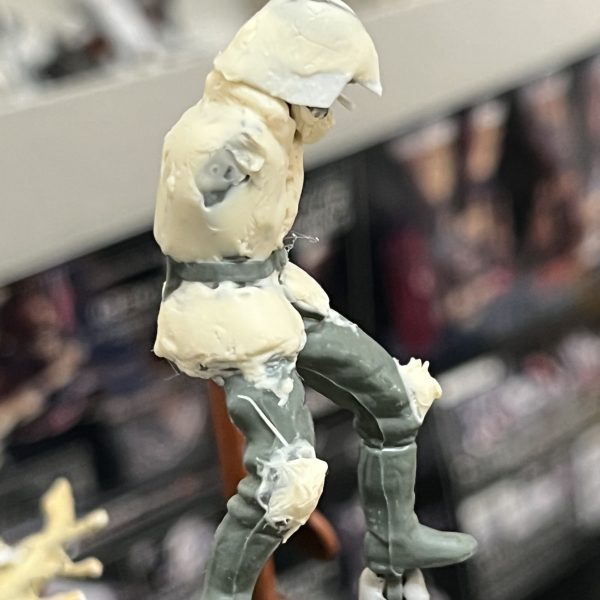 試しに一体どんな感じになるか…作り始めました。ブーツの形状はやはりドイツ兵を選んで正解ですね！防弾チョッキはTHEORIGENのジオン士官学校の物を参考にパテを盛り付けてみました。小物を装着させると、それなりに見えそうです😁折り畳んだランドムーバーは是非とも背負わせてみたいですね！特殊部隊っぽい！ヘルメットはこのままだとスターウォーズの帝国軍なので😅天辺を尖らせ縁を少し広げたいところです。最後の写真は私が大好きな映画「ブラックホークダウン」に登場するデルタフォース部隊です😍それにしても作業が楽し過ぎますね！（4枚目）