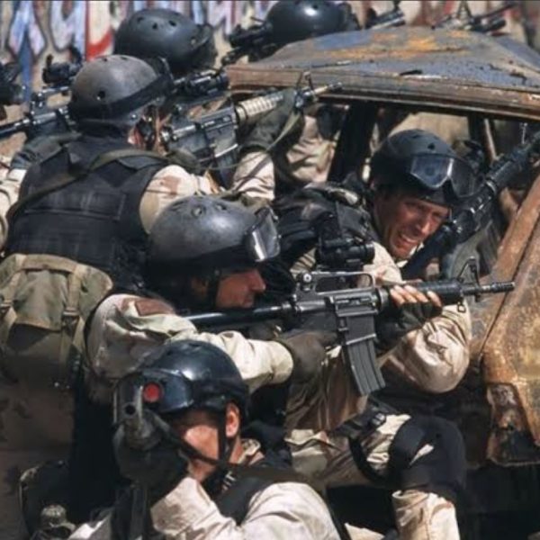 試しに一体どんな感じになるか…作り始めました。ブーツの形状はやはりドイツ兵を選んで正解ですね！防弾チョッキはTHEORIGENのジオン士官学校の物を参考にパテを盛り付けてみました。小物を装着させると、それなりに見えそうです😁折り畳んだランドムーバーは是非とも背負わせてみたいですね！特殊部隊っぽい！ヘルメットはこのままだとスターウォーズの帝国軍なので😅天辺を尖らせ縁を少し広げたいところです。最後の写真は私が大好きな映画「ブラックホークダウン」に登場するデルタフォース部隊です😍それにしても作業が楽し過ぎますね！（7枚目）