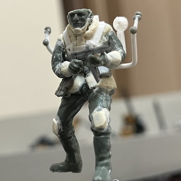 折り畳んだランドムーバーを装着させてみました。予想通りなかなか良い感じです😁ジオンのヘルメット造作なかなか難しいですね…😅ヘルメットと格闘中です😆ワッパから飛び降りて展開する様は絵になりそうです。（2枚目）