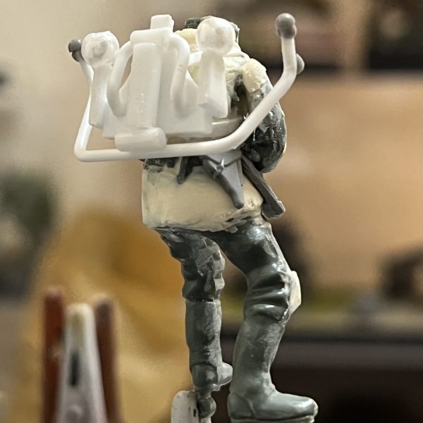 折り畳んだランドムーバーを装着させてみました。予想通りなかなか良い感じです😁ジオンのヘルメット造作なかなか難しいですね…😅ヘルメットと格闘中です😆ワッパから飛び降りて展開する様は絵になりそうです。（3枚目）