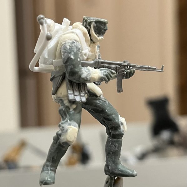 折り畳んだランドムーバーを装着させてみました。予想通りなかなか良い感じです😁ジオンのヘルメット造作なかなか難しいですね…😅ヘルメットと格闘中です😆ワッパから飛び降りて展開する様は絵になりそうです。（4枚目）