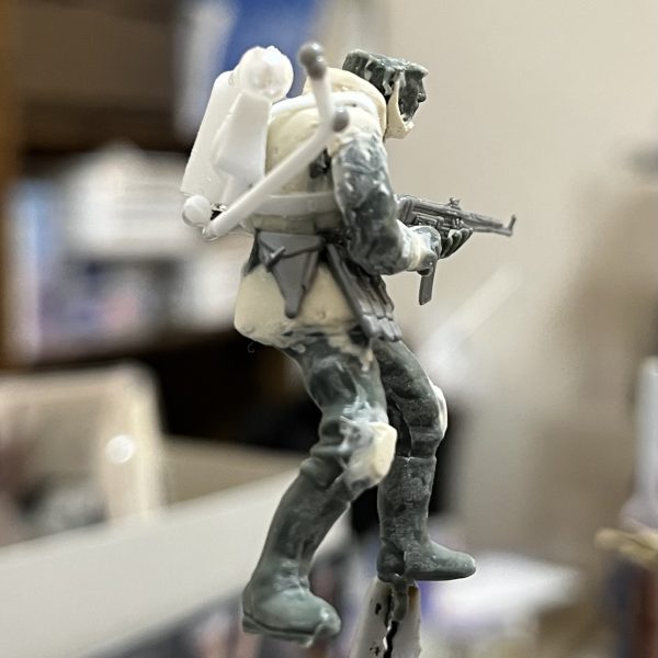 折り畳んだランドムーバーを装着させてみました。予想通りなかなか良い感じです😁ジオンのヘルメット造作なかなか難しいですね…😅ヘルメットと格闘中です😆ワッパから飛び降りて展開する様は絵になりそうです。（5枚目）