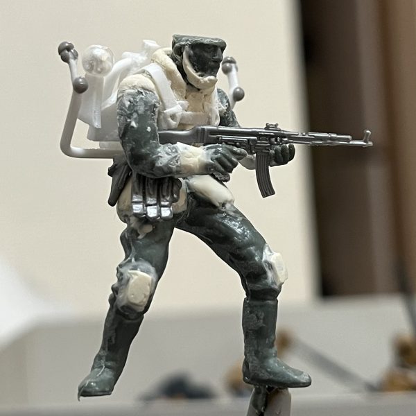 折り畳んだランドムーバーを装着させてみました。予想通りなかなか良い感じです😁ジオンのヘルメット造作なかなか難しいですね…😅ヘルメットと格闘中です😆ワッパから飛び降りて展開する様は絵になりそうです。（6枚目）