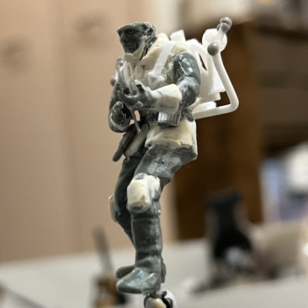 折り畳んだランドムーバーを装着させてみました。予想通りなかなか良い感じです😁ジオンのヘルメット造作なかなか難しいですね…😅ヘルメットと格闘中です😆ワッパから飛び降りて展開する様は絵になりそうです。（7枚目）