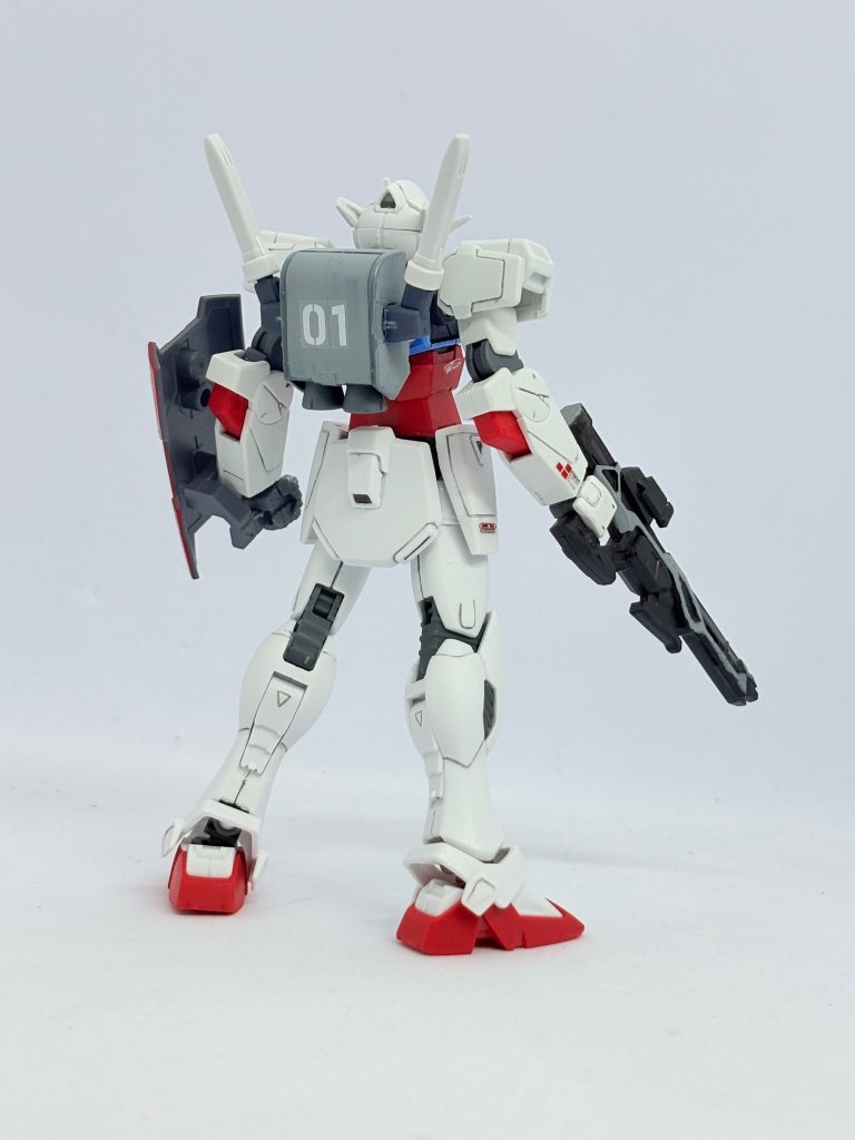 前後ショット。コンセプトは小型軽量、かつガンダムらしさ。小型MSが好きなのでやりたかった。ただ最初は武装盛り盛りで考えてた所をシンプルに変えた。設定的にはキュクレインの随伴機のような形でサポートがメイン。