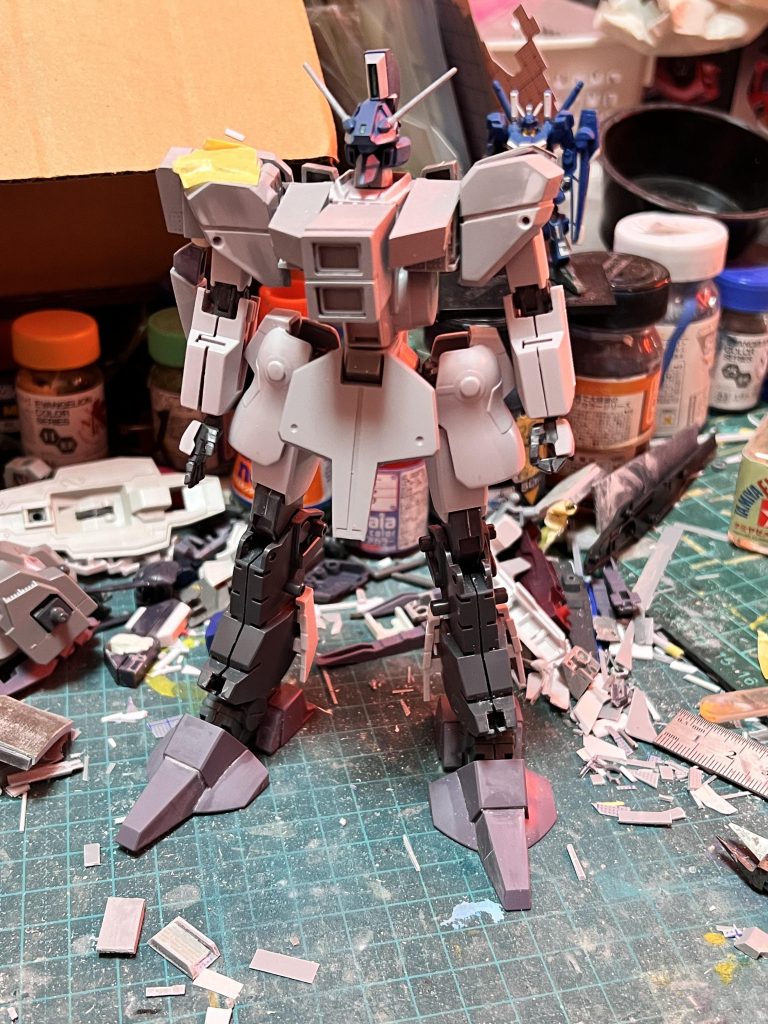 その次に作った体と頭を合わせたら・顔細すぎ・肩幅広過ぎ・股間アーマーの形が╰⋃╯に見えるなど問題点が浮かび上がってきましたかお(gundam-kao5)